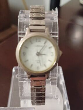 Vintage Ladies CARRIAGE by TIMEX Quartz Watch - WORKS!